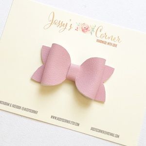 Faux leather hairbows • kids accesories • kids hairbows • hairbows •bows